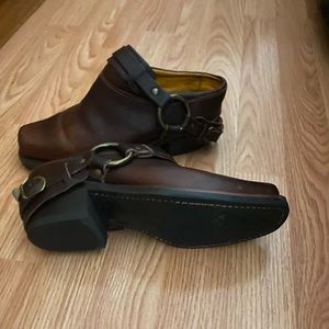 Gorgeous🖤FRYE Chestnut Belted Harness Mule